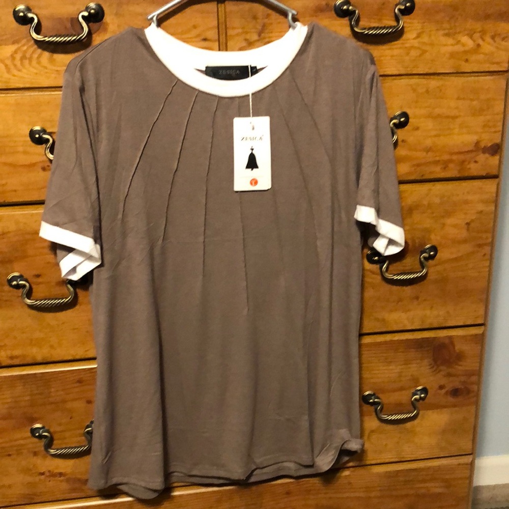 New with tags women’s short sleeve top brown with off white trim. Size Large